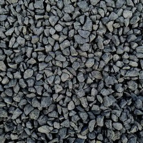 Gravier noir dcoratif utilis pour des projets d'amnagement paysager et de dcoration extrieure en stock chez Aubagne Matriaux