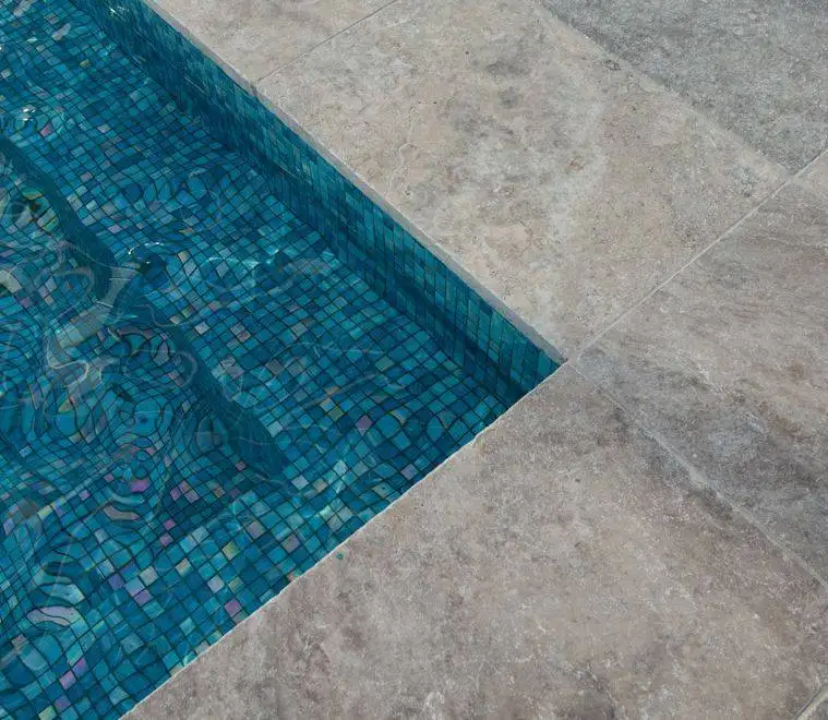Margelles de piscines travertin classique mix en stock sur Aubagne et alentours