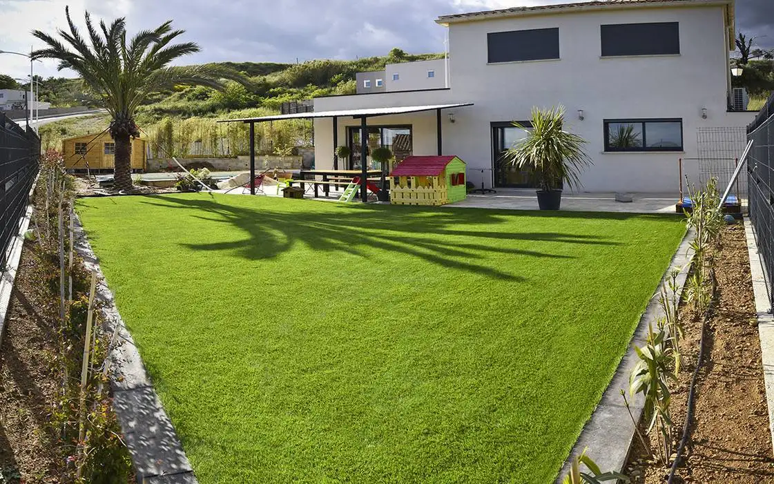 Vente de gazon synth�tique pr�t � poser id�al pour imiter des vraies pelouses sur Aubagne et alentours