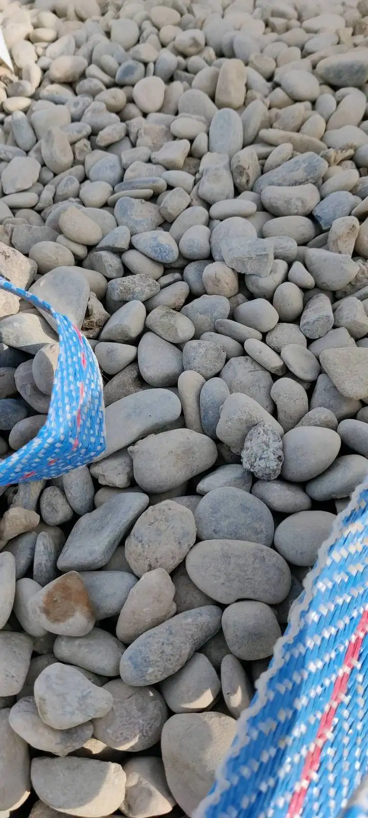 Livraison de galets de rivires disponibles en big bag ou en vrac sur Aubagne