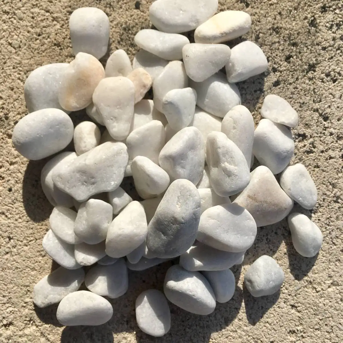 SAC 20kg Gravier Roul� pur Marbre blanc de d�coration utile pour am�nager efficacement votre ext�rieur sur Aubagne