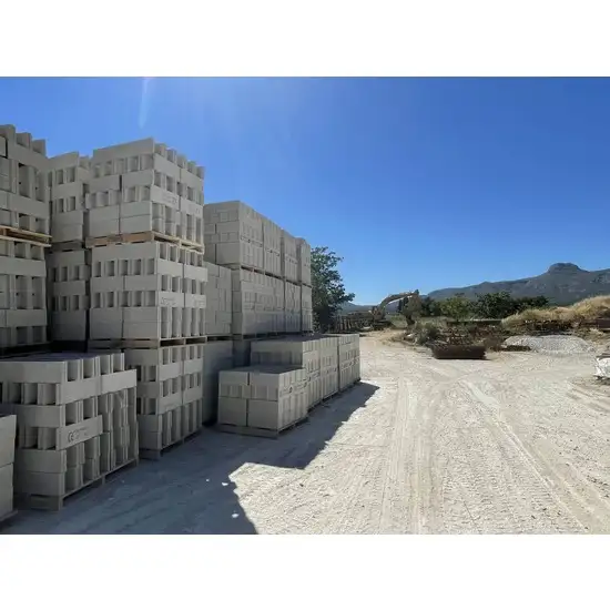 Agglos creux et parpaings pour vos murs et fondations en stock permanent sur Aubagne et alentours