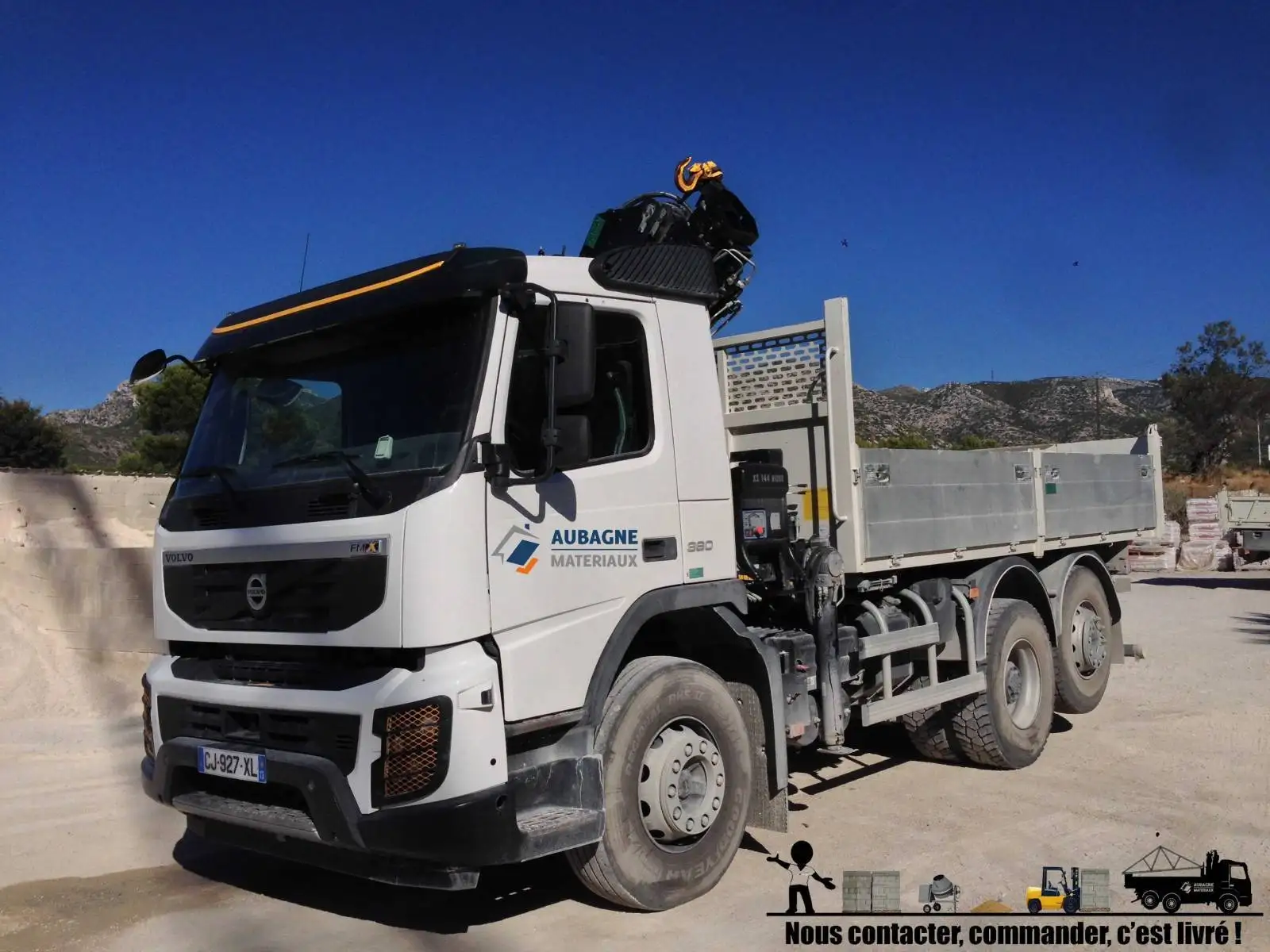 Transport et livraison de mat�riaux de construction avec camion grue � bennes