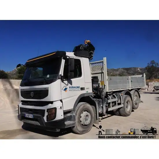 Transport et livraison de mat�riaux de construction avec camion grue � bennes