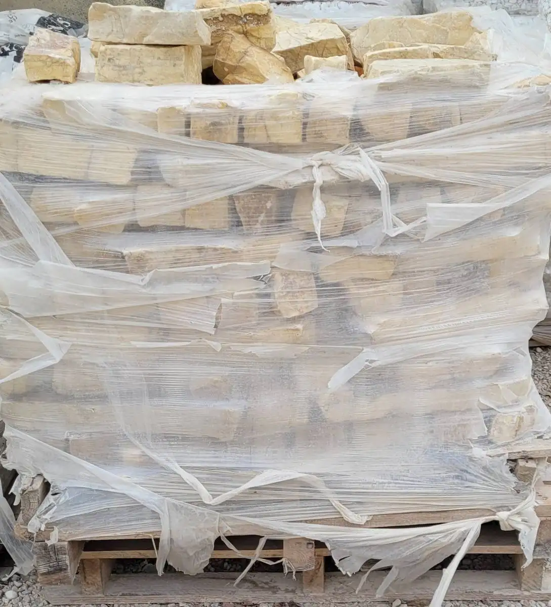 Barrette en pierre jaune naturelles pour d�coration ext�rieure de jardin en vente � la palette sur Cassis et alentours